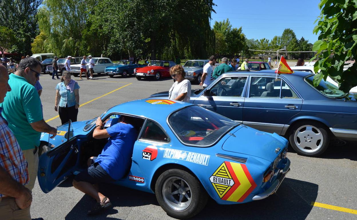 Medio Centenar De Coches Antiguos Participa En La Concentraci N De